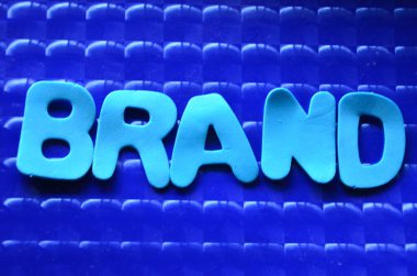 mavi arkaplanda marka kelimesi