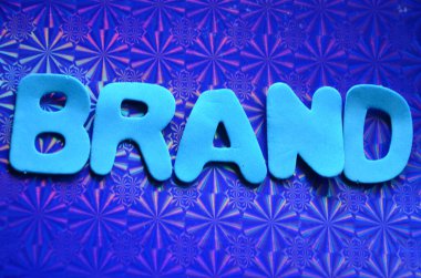 soyut renkli arkaplanda marka adı.