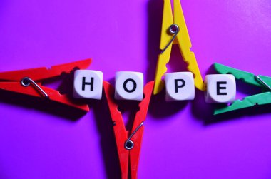 renkli bir arka plan üzerinde kelime umut