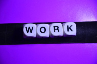 Kelime, karanlık bir arka planda tahta küplerde işe yarar. İşimizin konsepti. Bir takımdan çalışma.