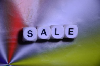 Renkli arkaplan üzerindeki satış sözcüğü