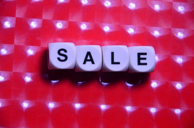 kırmızı bir arka plan üzerinde kelime satış