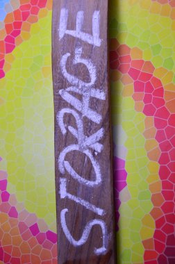 Tahtaya yazılmış bir kelime.