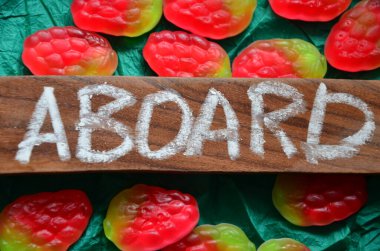 İlham veren taze meyveleri gösteren bir metin. Tahta tahtaya ya da tahtaya yazılmış bir kelime. Tahta çerçeve üzerine yerleştirilmiş taze geometrik bir parça.