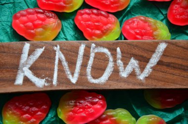 Soru sorduğunu gösteren bir mesaj. İş fotoğrafından mesaj için kişiye sorması ve birine sorması gerekir