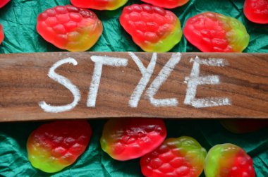 Tahta arka planda yeni bir kelime