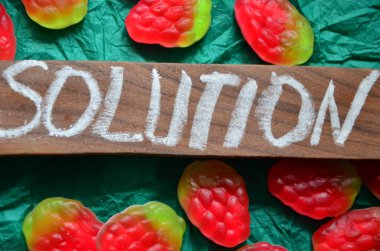 Kelime yazma çözümü. Sonuç elde etmenin ya da bir sorunu çözmenin yolunu gösteren iş fotoğrafı