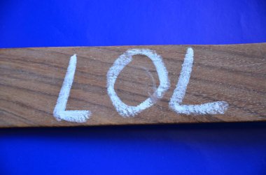 Beyaz tebeşirle siyah tebeşirli mavi ahşap tabela ve mavi arka plan..