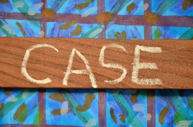 Tahta bir arka planda tahtadan yapılmış bir kelime kutusu.