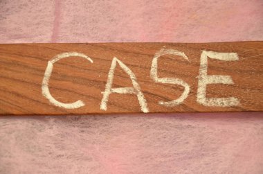 ahşap blok üzerinde yazılı kelime