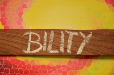 Masadaki tahtadan yapılmış kelime aşkı.