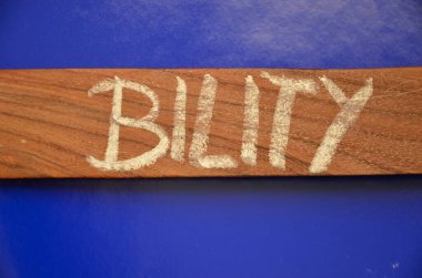 Tahta bir yüzeye yazılmış kelime