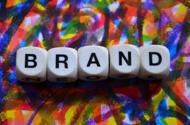 marka sözcüğü ahşap masa ve marka konsepti