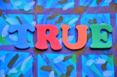 Renkli soyut arkaplanda aşk kelimesi