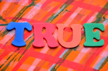 Soyut renkli bir arkaplanda doğru sözcük