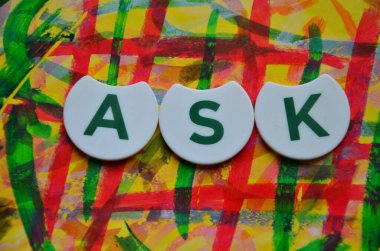 Beyaz arkaplanda renkli ahşap küpler.