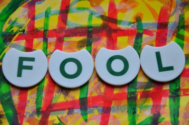 Beyaz arka planda deli kelimesi