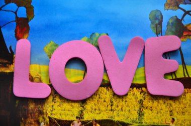 renkli bir arka plan üzerinde kelime aşk