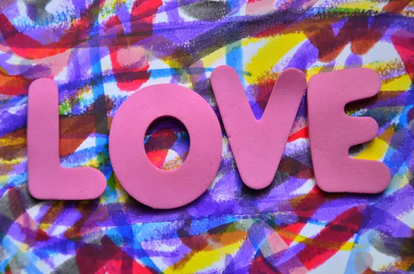 Ahşap arka plan üzerinde kelimesini seviyorum.