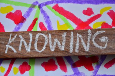 Tahtadan yapılmış bir kelime.