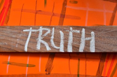 Tahta masadaki gerçek sözcüğü.