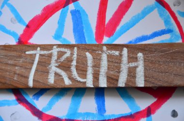 Gerçeği yazan el yazısı metinleri. kavramsal fotoğraf gerçeği gerçek ve var olmak ya da göstermek hakkında anlatılan