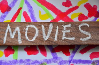 Kelime yazma film alkışlaması. Film ya da eğlence konsepti ahşap zemin üzerine yazılmış bir klip gibidir.