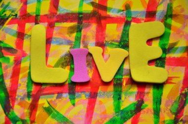 yeşil arka planda canlı konsept renkli kelime