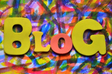 Renkli arkaplan ile yazılmış kelime günlüğü