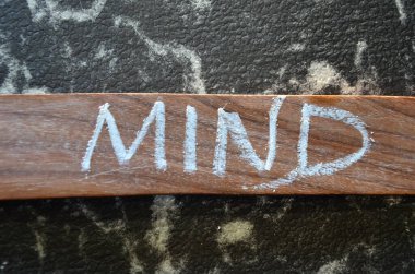 Tahta harflerle yazılmış bir kelime.