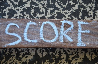 Sözcük skoru tahtadan harflerle yazılmış..