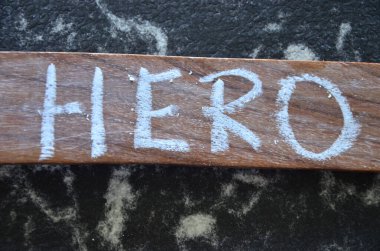 Tahta bir arka planda yazılmış sözcük