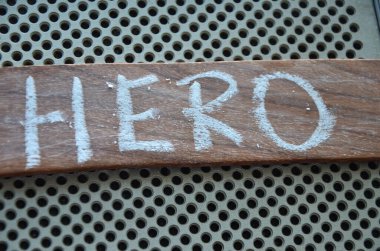 Tahtaya tebeşirle yazılmış bir kelime.