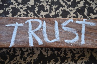 Tahta kelime güven siyah yazıldı