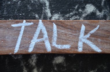 Tahta bir arka planda aşk kelimesi