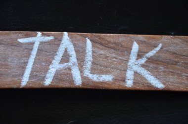 Aşk kelimesi tahtaya tebeşirle yazılmış.