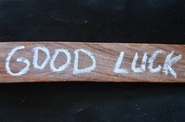 Tahta masadaki şans kelimesi.