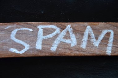 Tahta bir harfle yazılmış bir mesaj