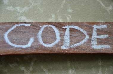 Tahta masadaki eski tahta bloğa yazılmış metin