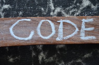 Tahta küplere yazılmış kelime kodu