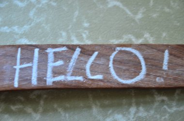 Merhaba kelimesi ahşap harflerle yazılmış.