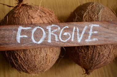 Soyut renkli bir arkaplanda hindistan cevizi kelimesi