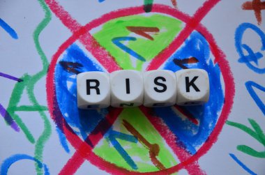 Tahta küp üzerinde risk metni