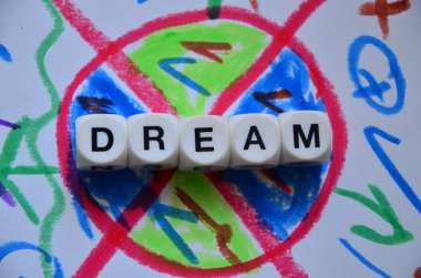 rüya kavramı. Masanın üzerinde ahşap bir arka planı olan renkli harfler var..