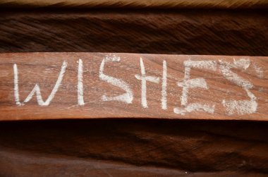 Tahta bir arka planda 