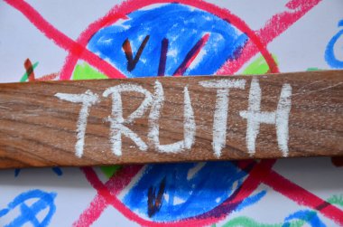 Gerçeği gösteren bir mesaj. Kavramsal fotoğraf bir şeyin doğru olduğunu söylüyor. Tahtaya yerleştirilen gözyaşı parçasıyla yazılan gerçeği bilmek.