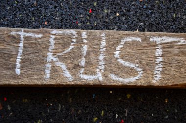 Güven kelimesi tahta bloklarda yazılıdır..