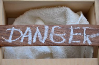 Tahta kutunun üzerinde 