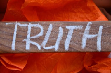 Sözcük yazma gerçeği gerçek. Sade arka planda doğru ya da iyi yazılmış bir iş konsepti..