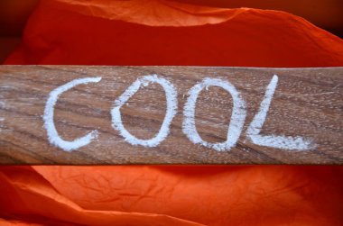 Aşk kelimesi kırmızı bir kağıtla yazılmış.